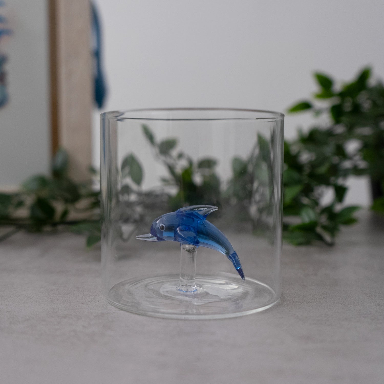 Glas mit Delfin