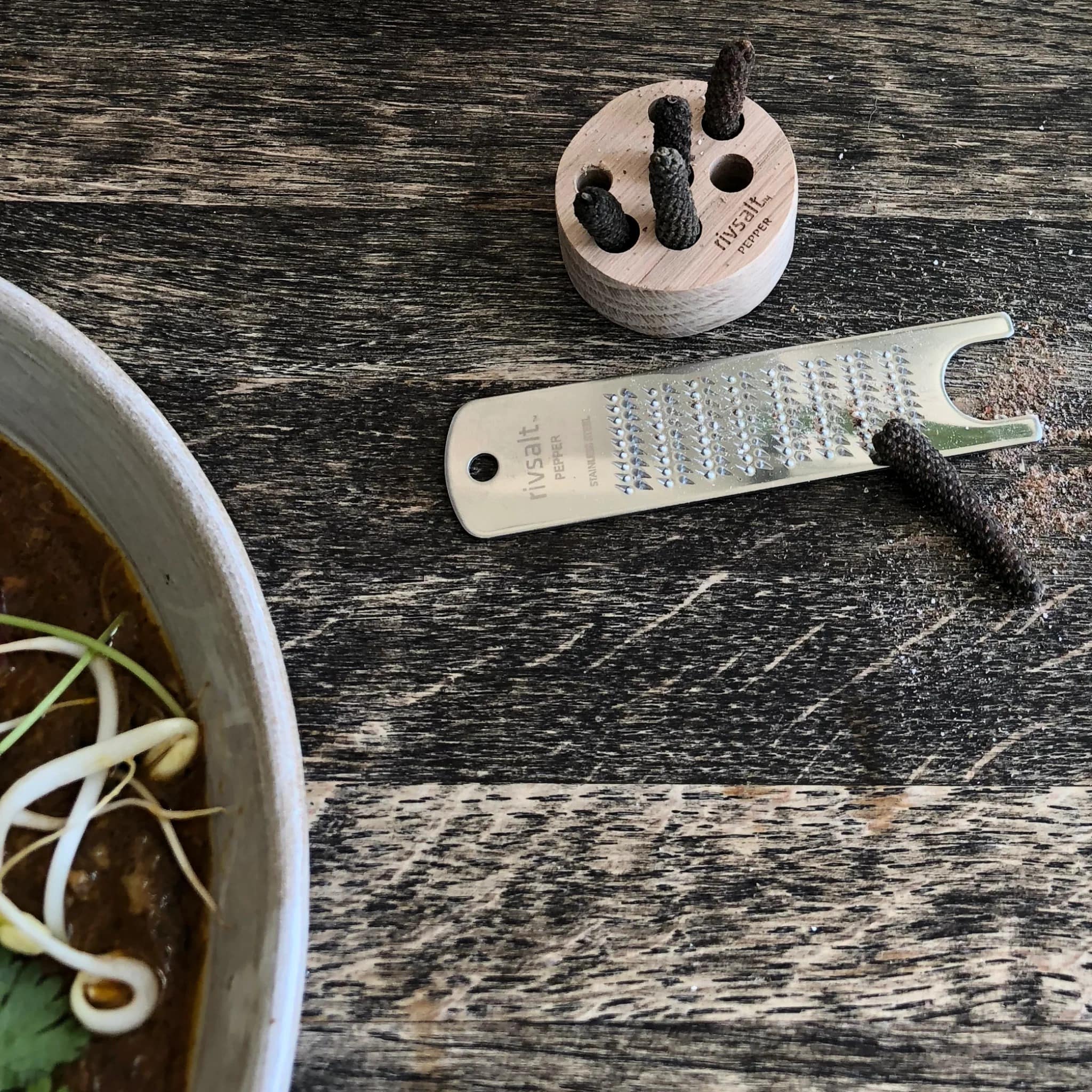 Pfefferreibe mit Stangenpfeffer