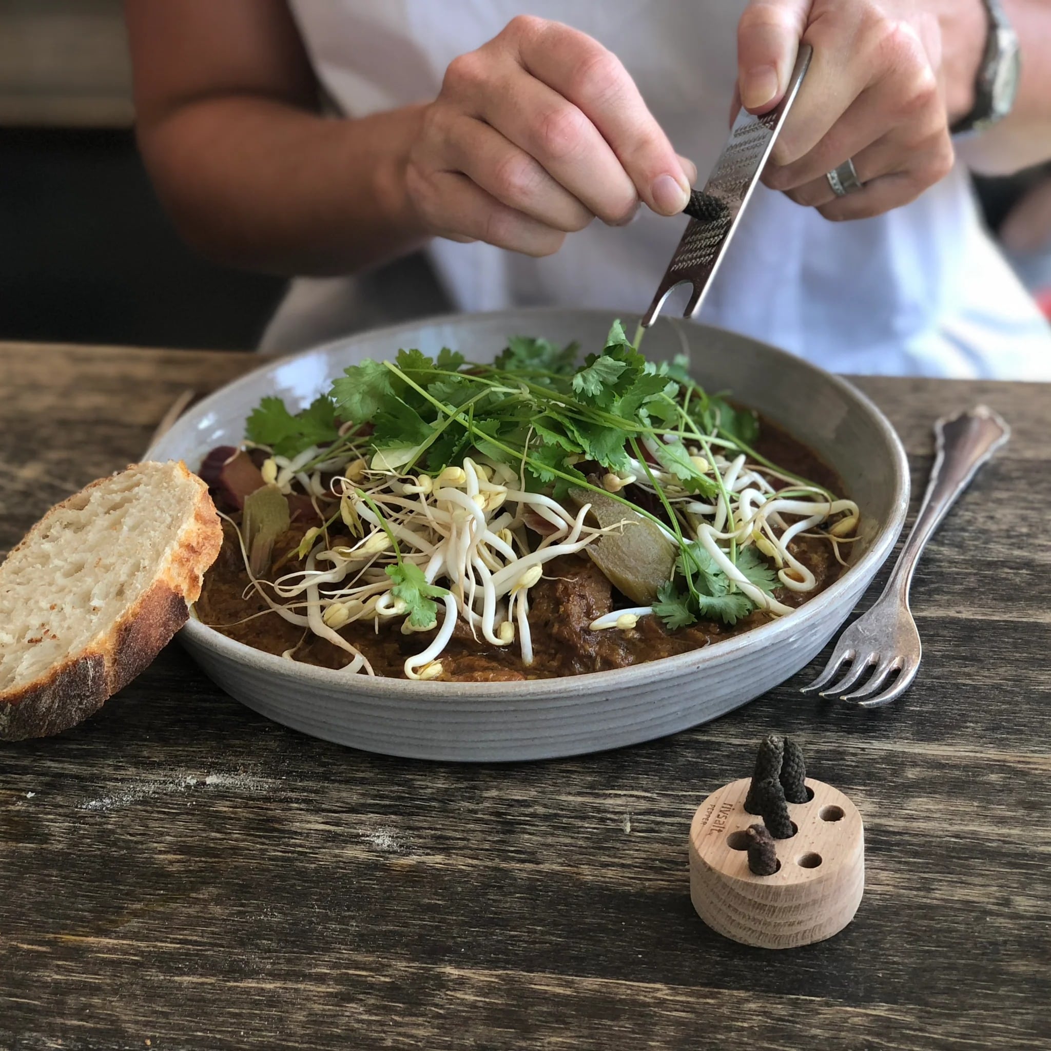 Pfefferreibe mit Stangenpfeffer